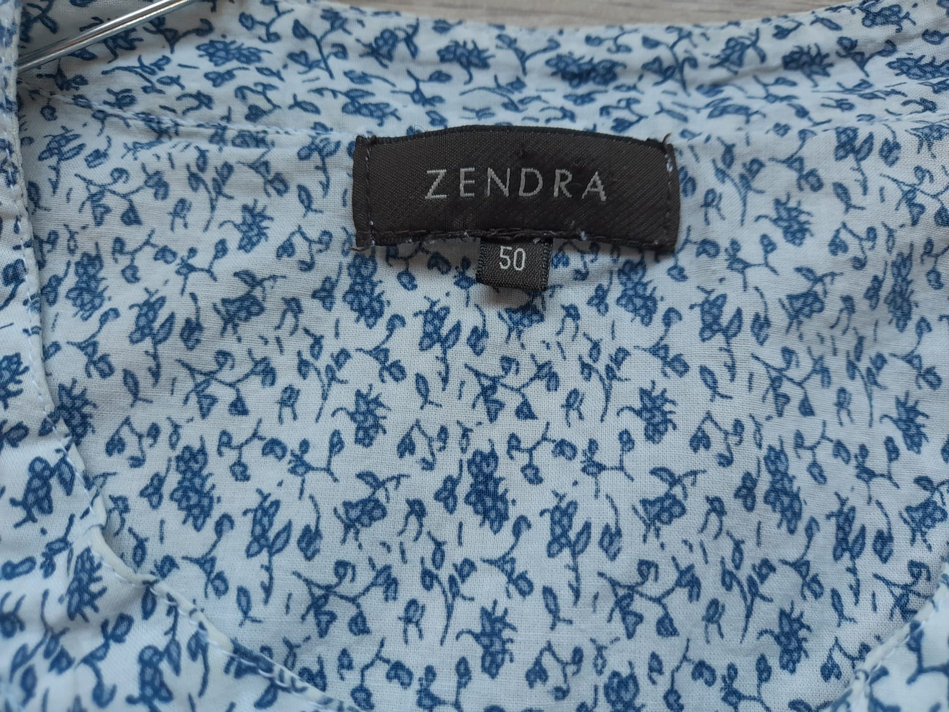 BLUSA SIN MANGAS BLANCA CON ESTAMPADO FLORAL EN TONOS AZULES