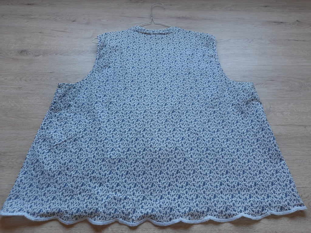 BLUSA SIN MANGAS BLANCA CON ESTAMPADO FLORAL EN TONOS AZULES