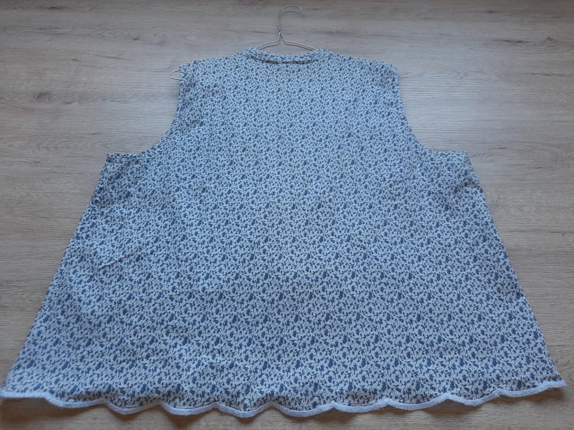BLUSA SIN MANGAS BLANCA CON ESTAMPADO FLORAL EN TONOS AZULES