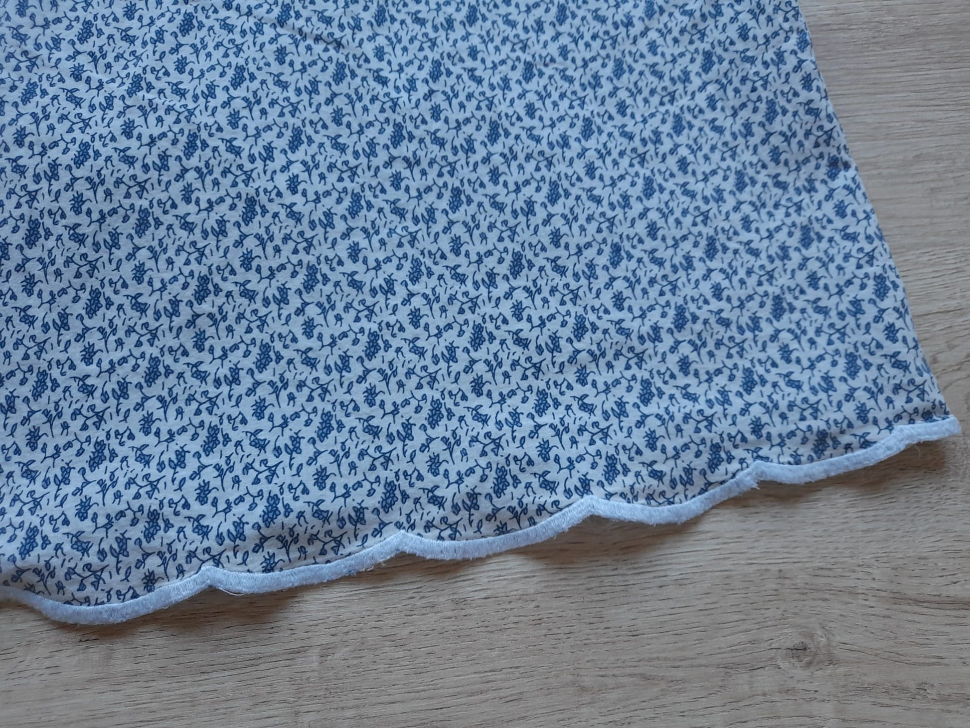 BLUSA SIN MANGAS BLANCA CON ESTAMPADO FLORAL EN TONOS AZULES
