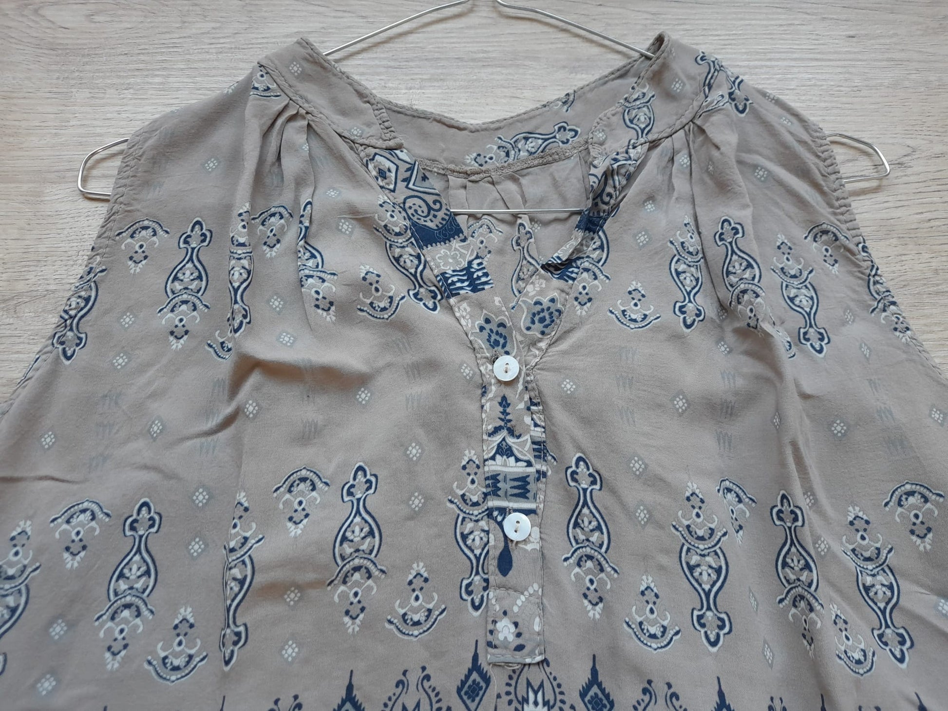 BLUSA SIN MANGAS MARRÓN CON ESTAMPADO AZUL