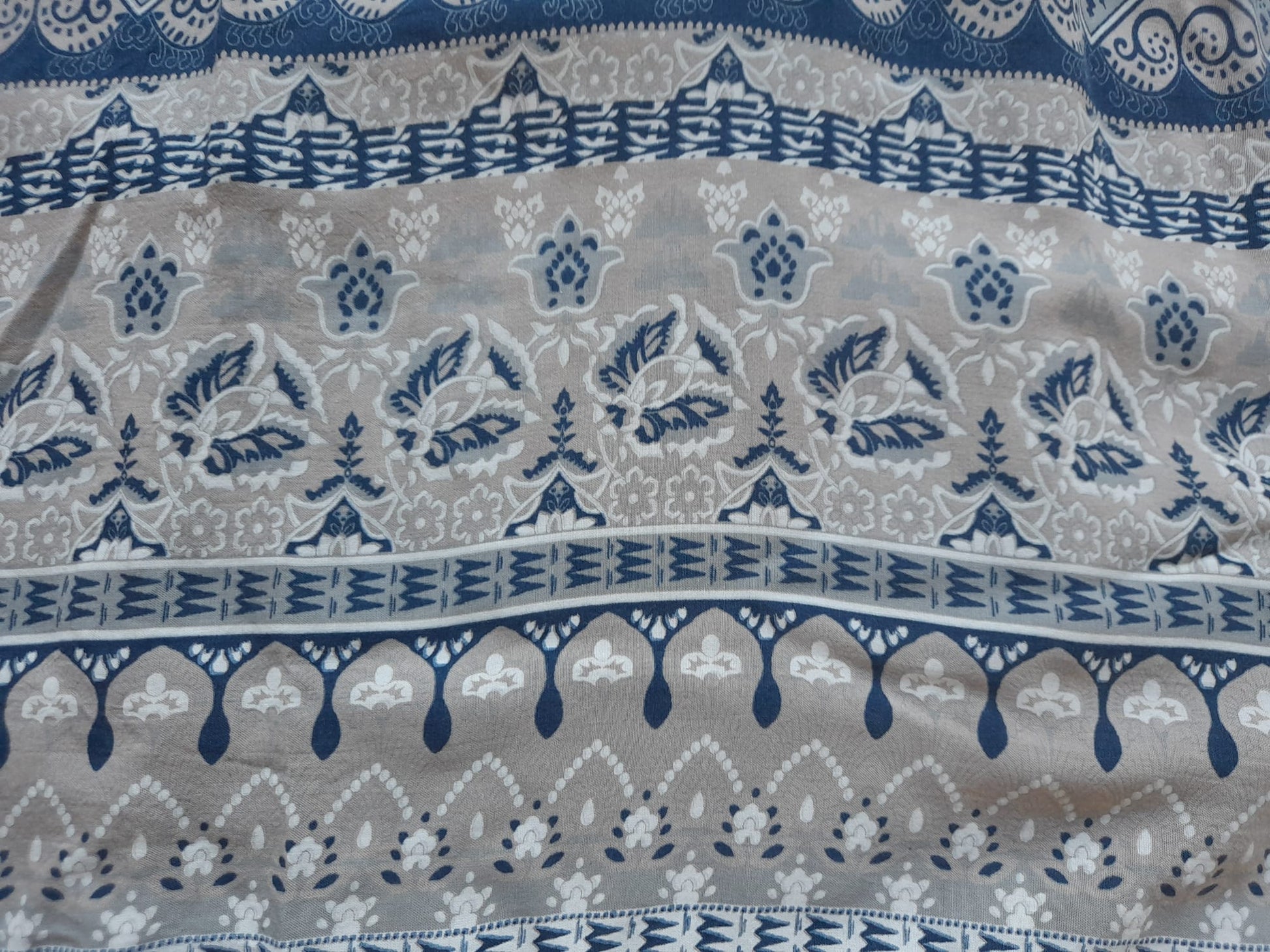 BLUSA SIN MANGAS MARRÓN CON ESTAMPADO AZUL