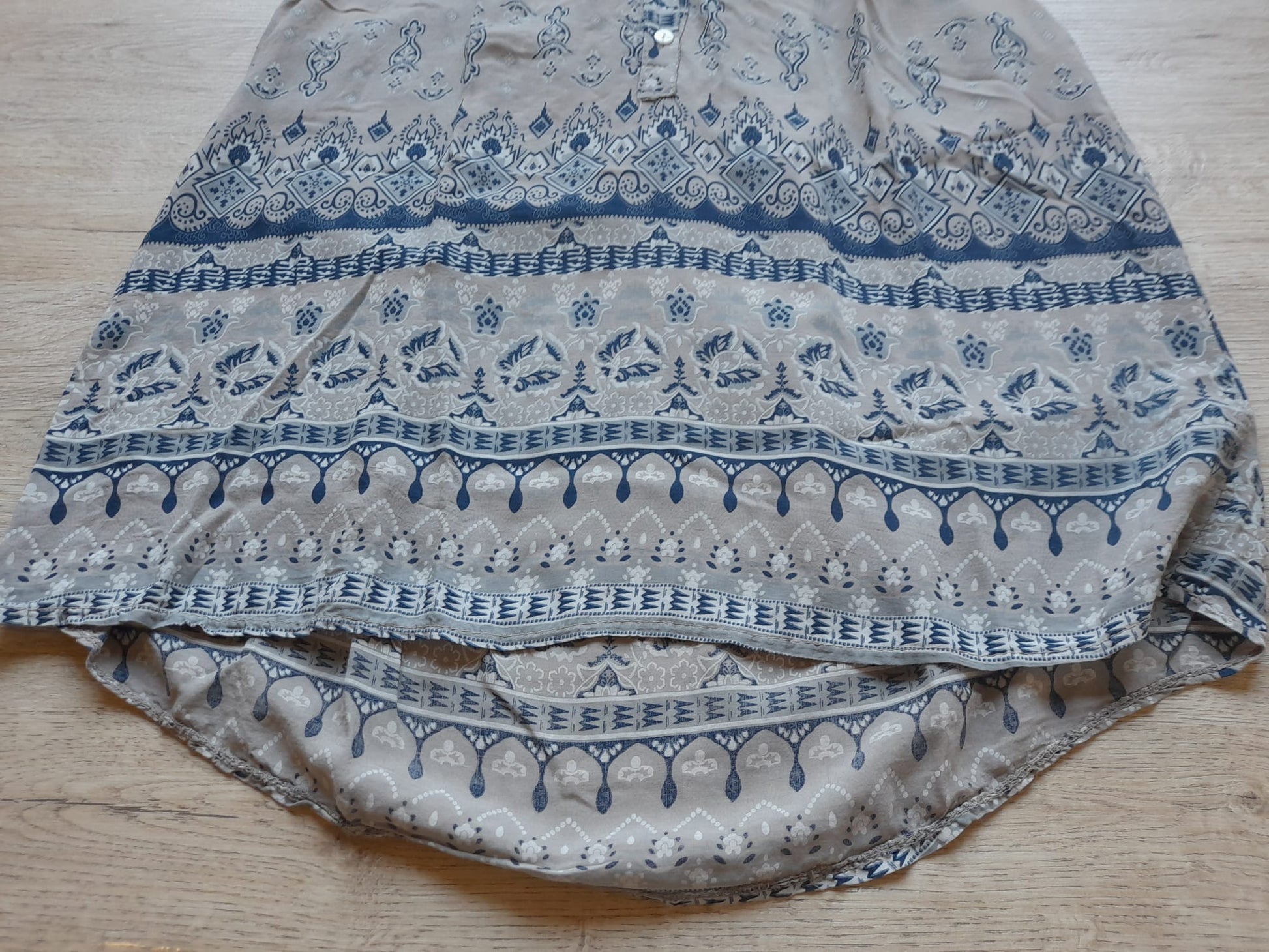 BLUSA SIN MANGAS MARRÓN CON ESTAMPADO AZUL