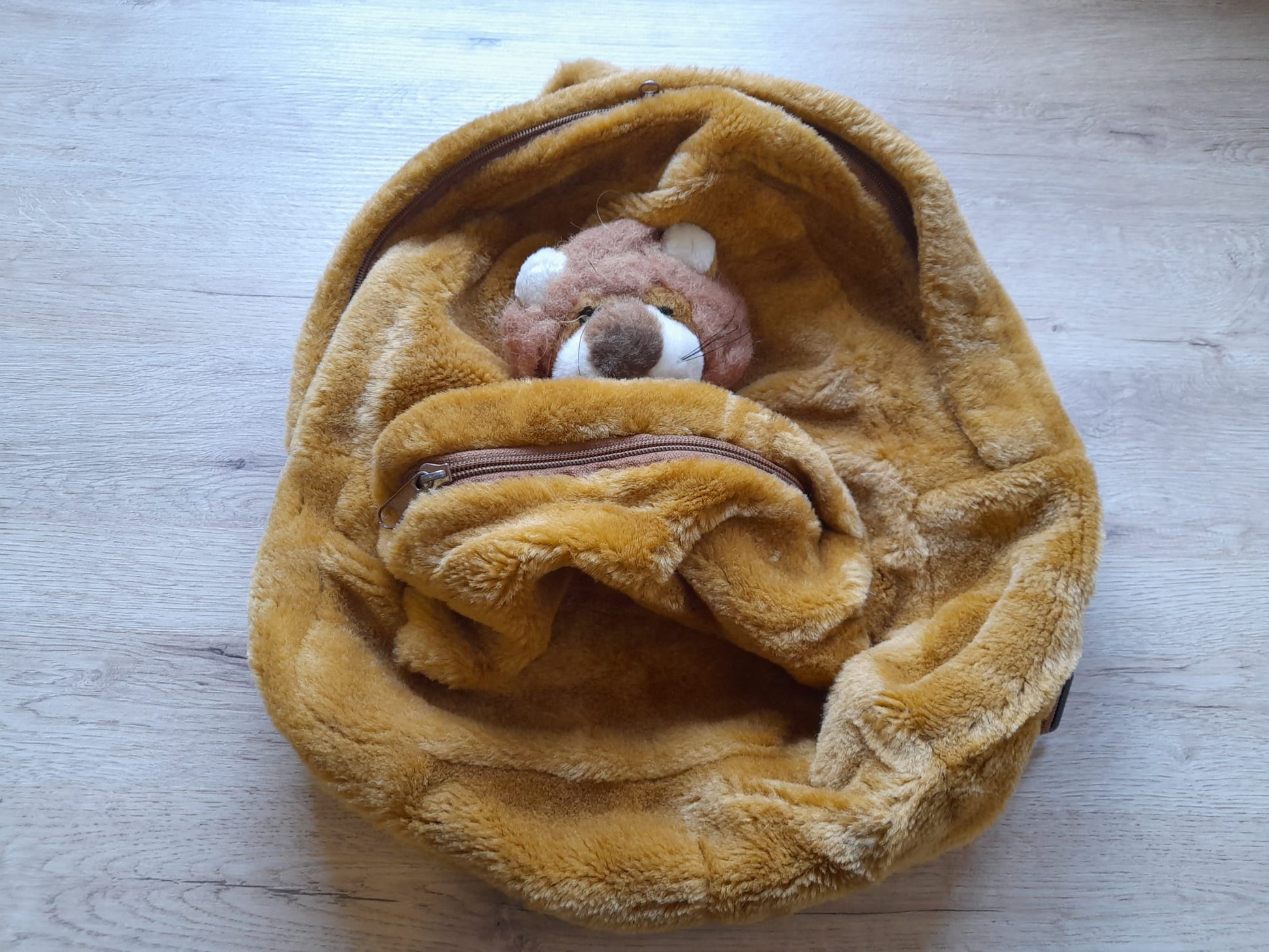 MOCHILA NIÑ@ CON PELUCHE LEÓN