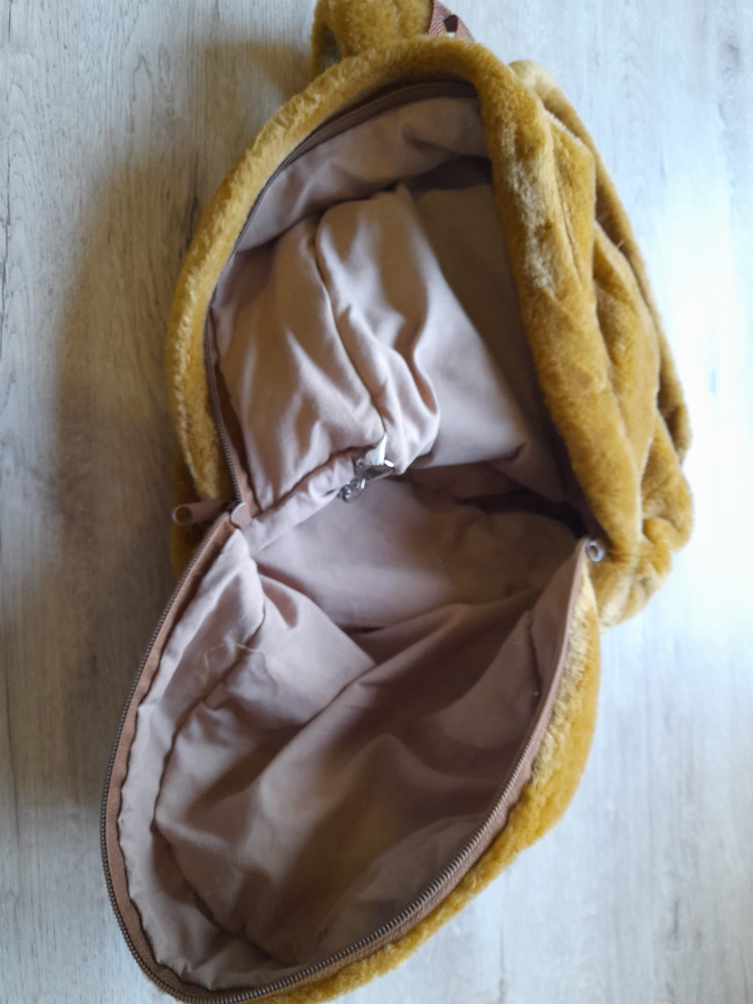 MOCHILA NIÑ@ CON PELUCHE LEÓN