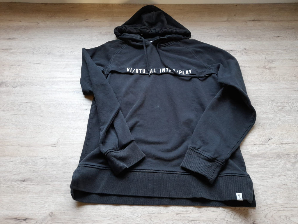 SUDADERA NEGRA CON CAPUCHA