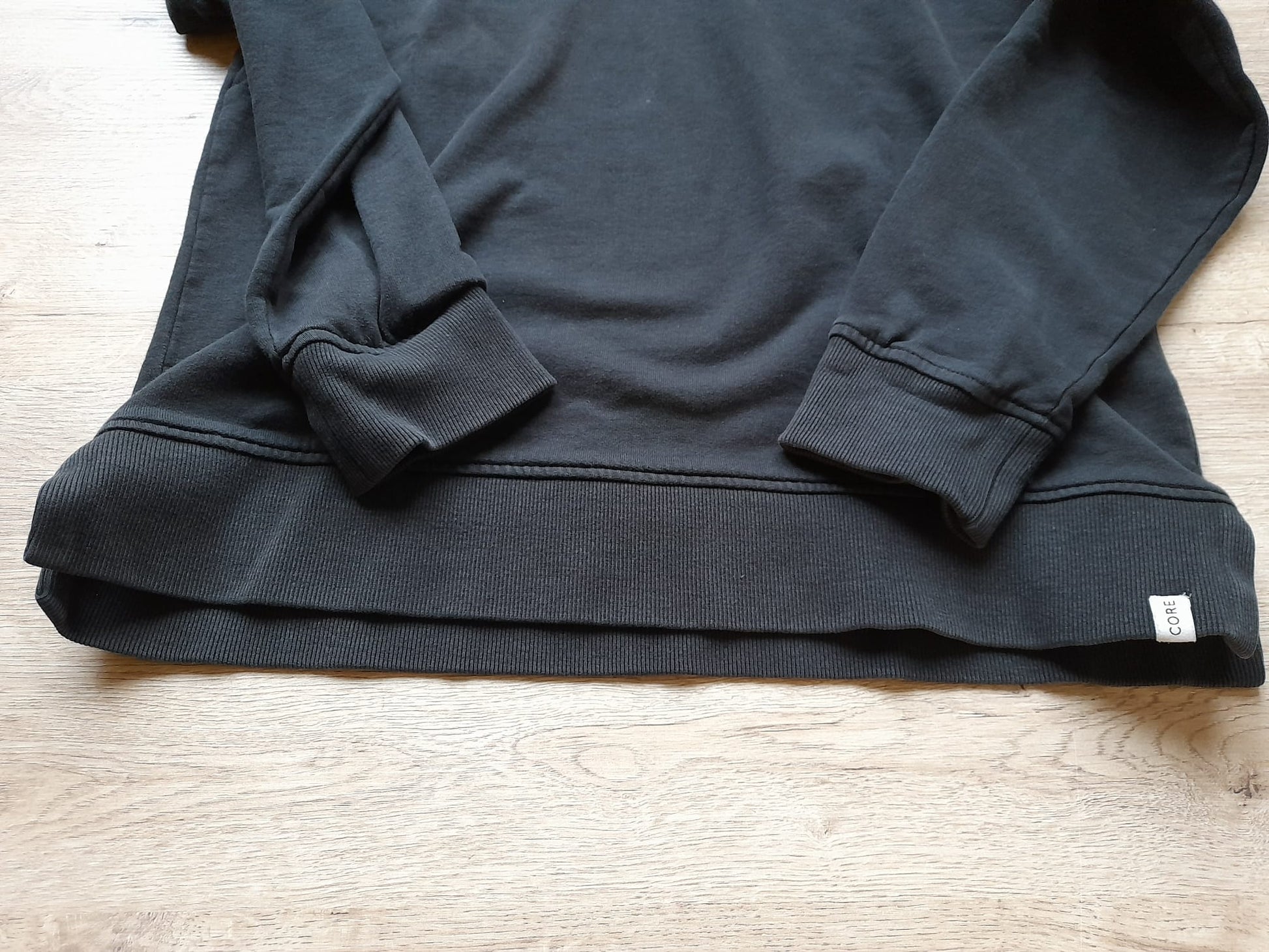 SUDADERA NEGRA CON CAPUCHA