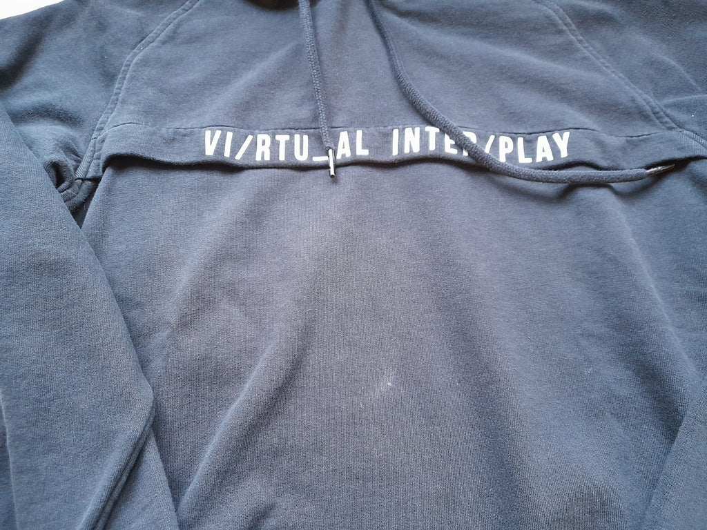 SUDADERA NEGRA CON CAPUCHA