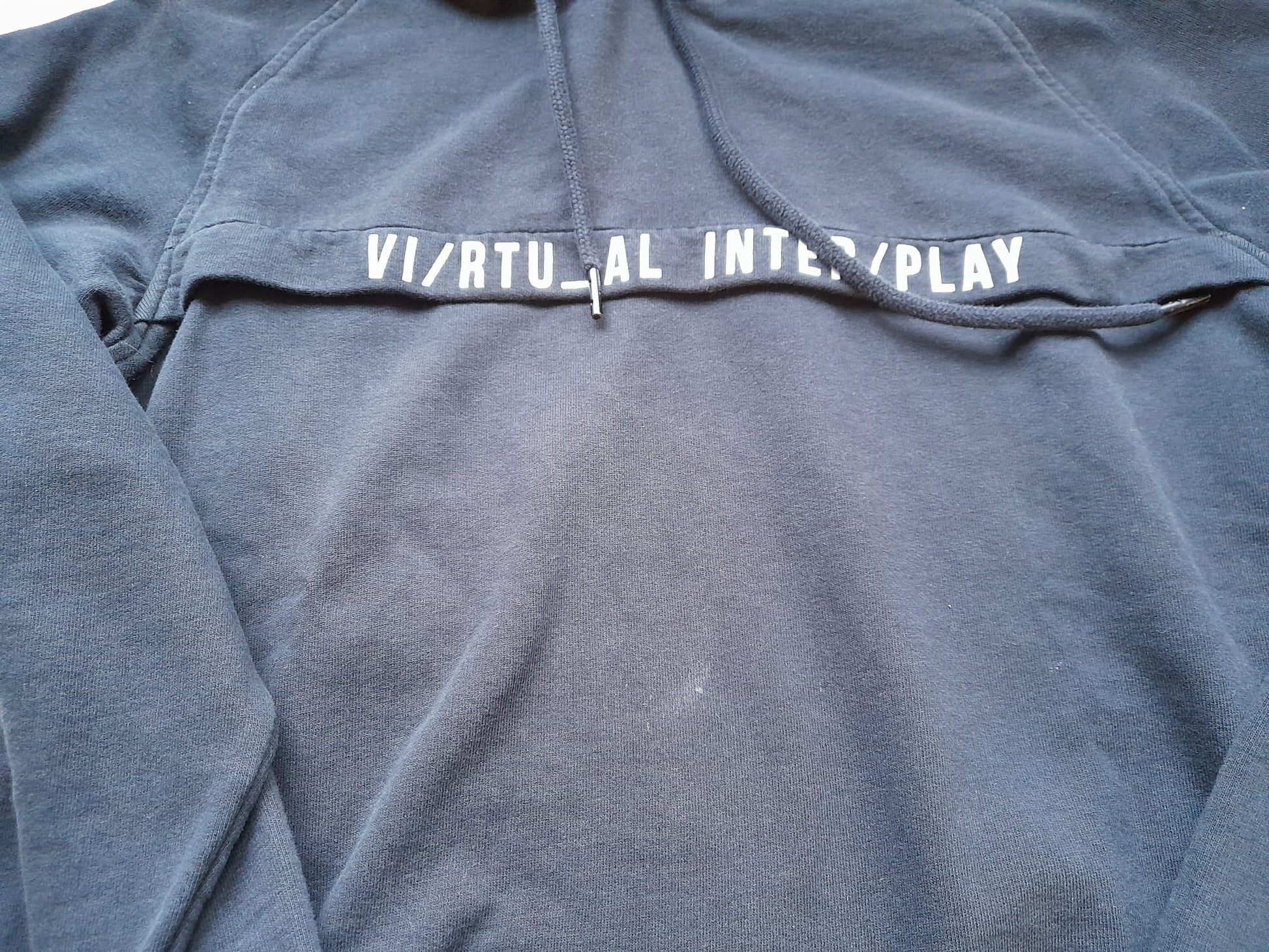 SUDADERA NEGRA CON CAPUCHA