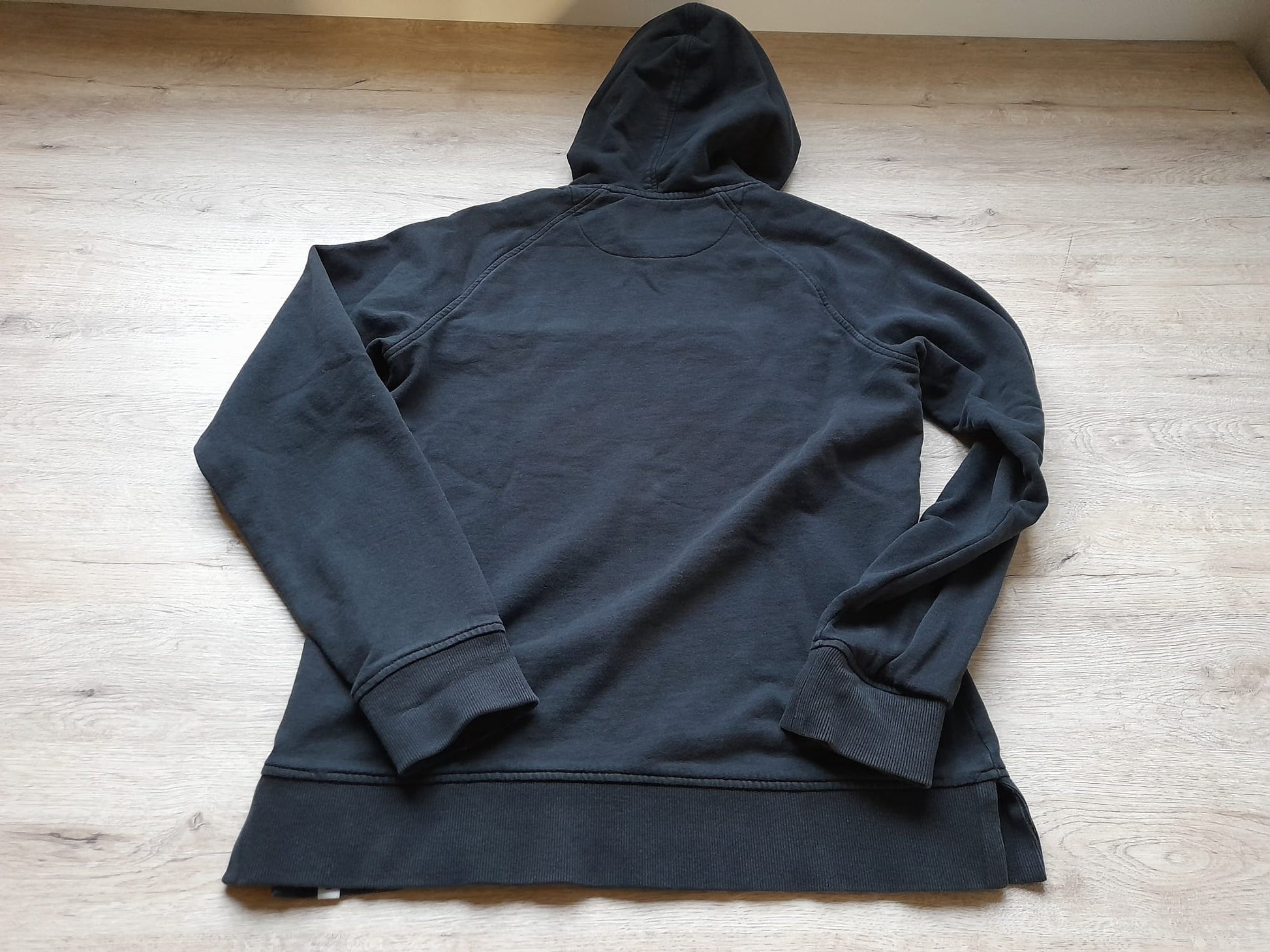 SUDADERA NEGRA CON CAPUCHA