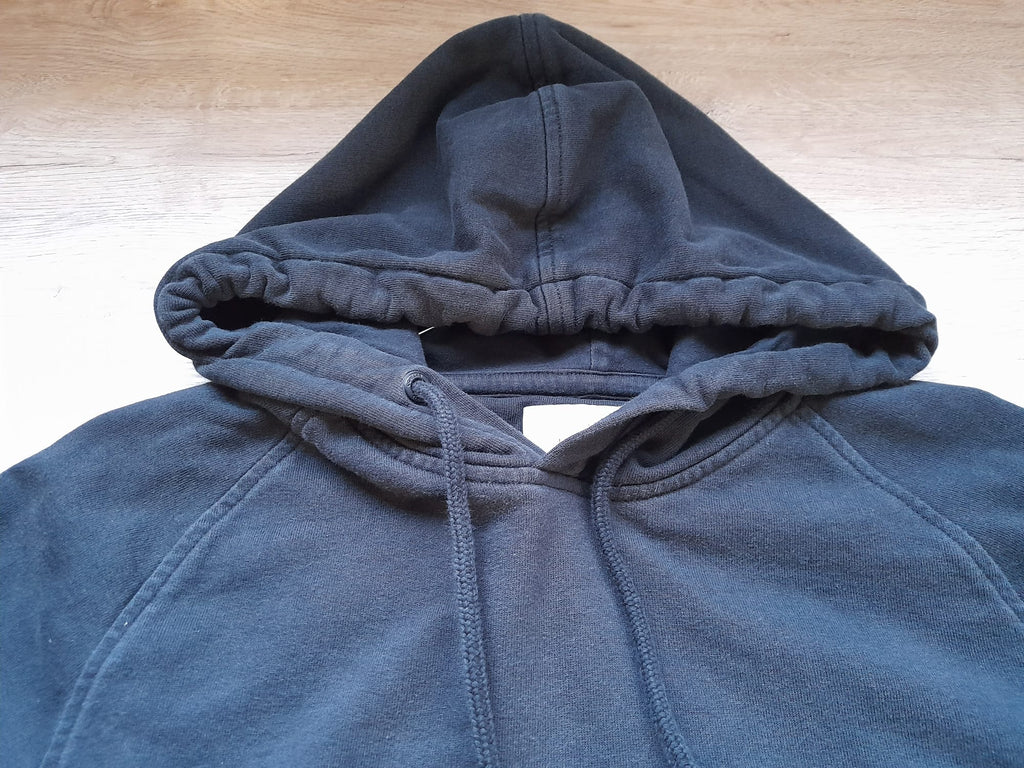 SUDADERA NEGRA CON CAPUCHA