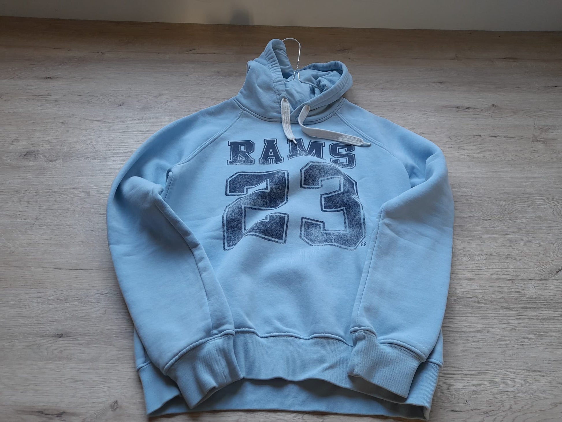 SUDADERA CON CAPUCHA Y LOGO RAMS23