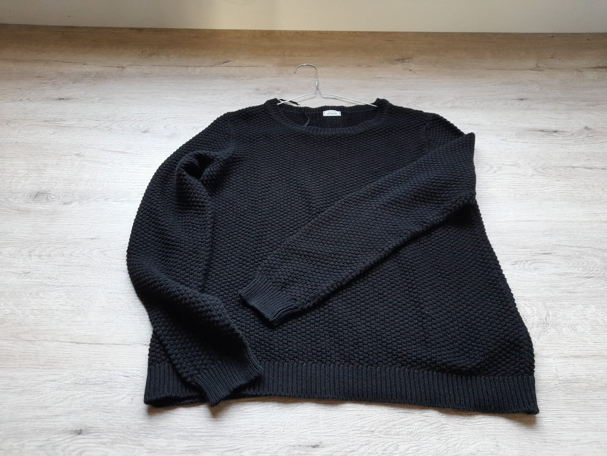 JERSEY DE PUNTO NEGRO CON DETALLE DE BOTONES EN ESPALDA
