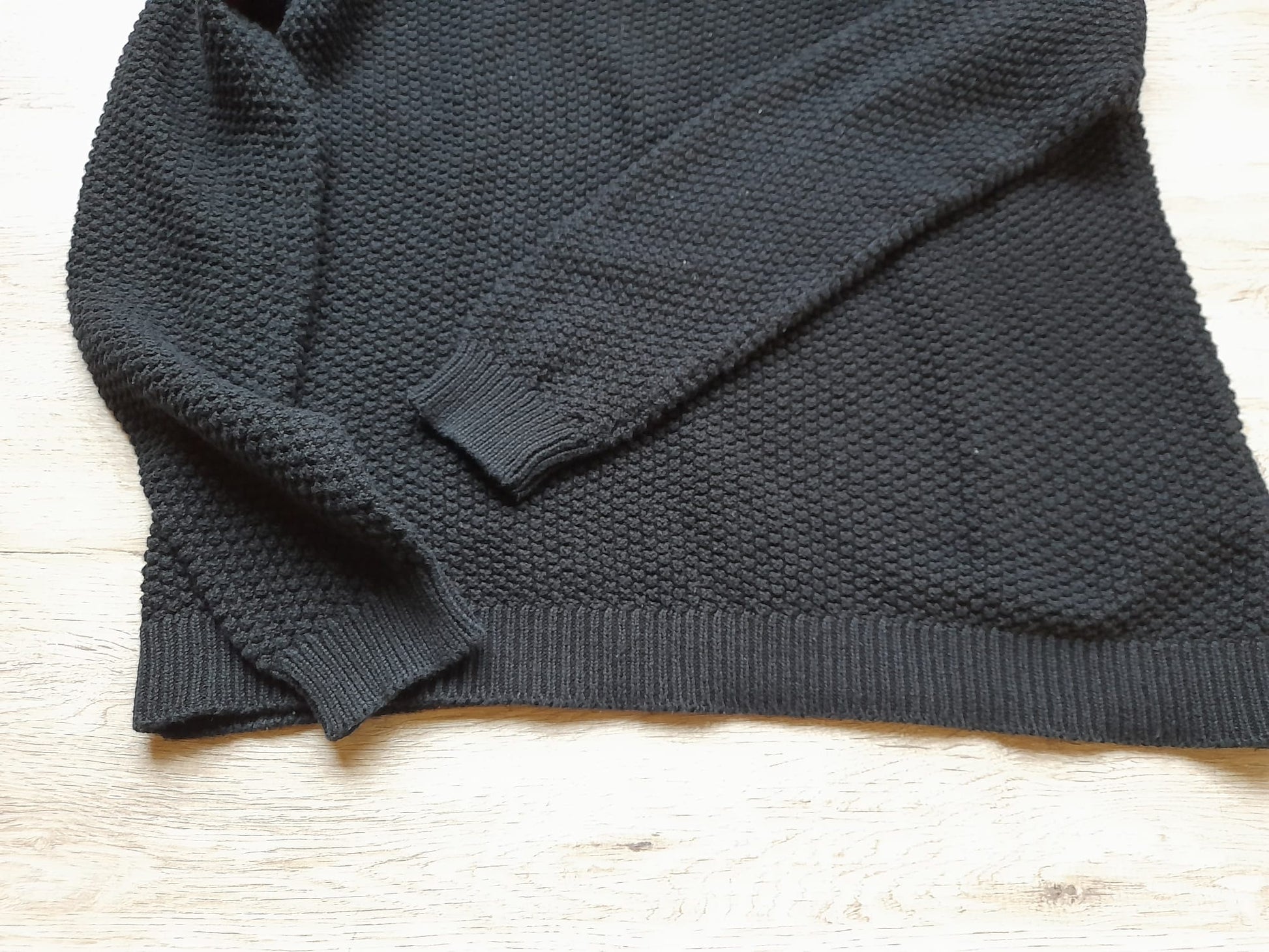 JERSEY DE PUNTO NEGRO CON DETALLE DE BOTONES EN ESPALDA