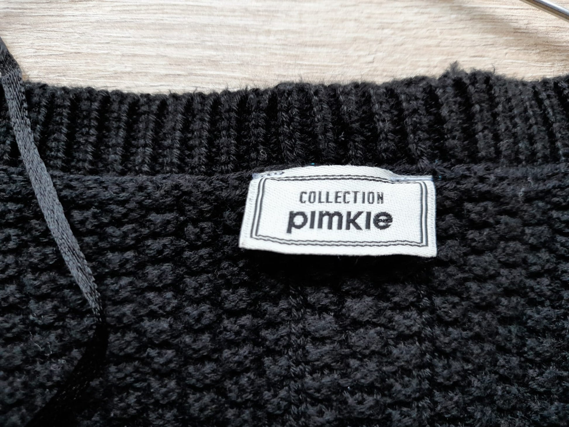 JERSEY DE PUNTO NEGRO CON DETALLE DE BOTONES EN ESPALDA