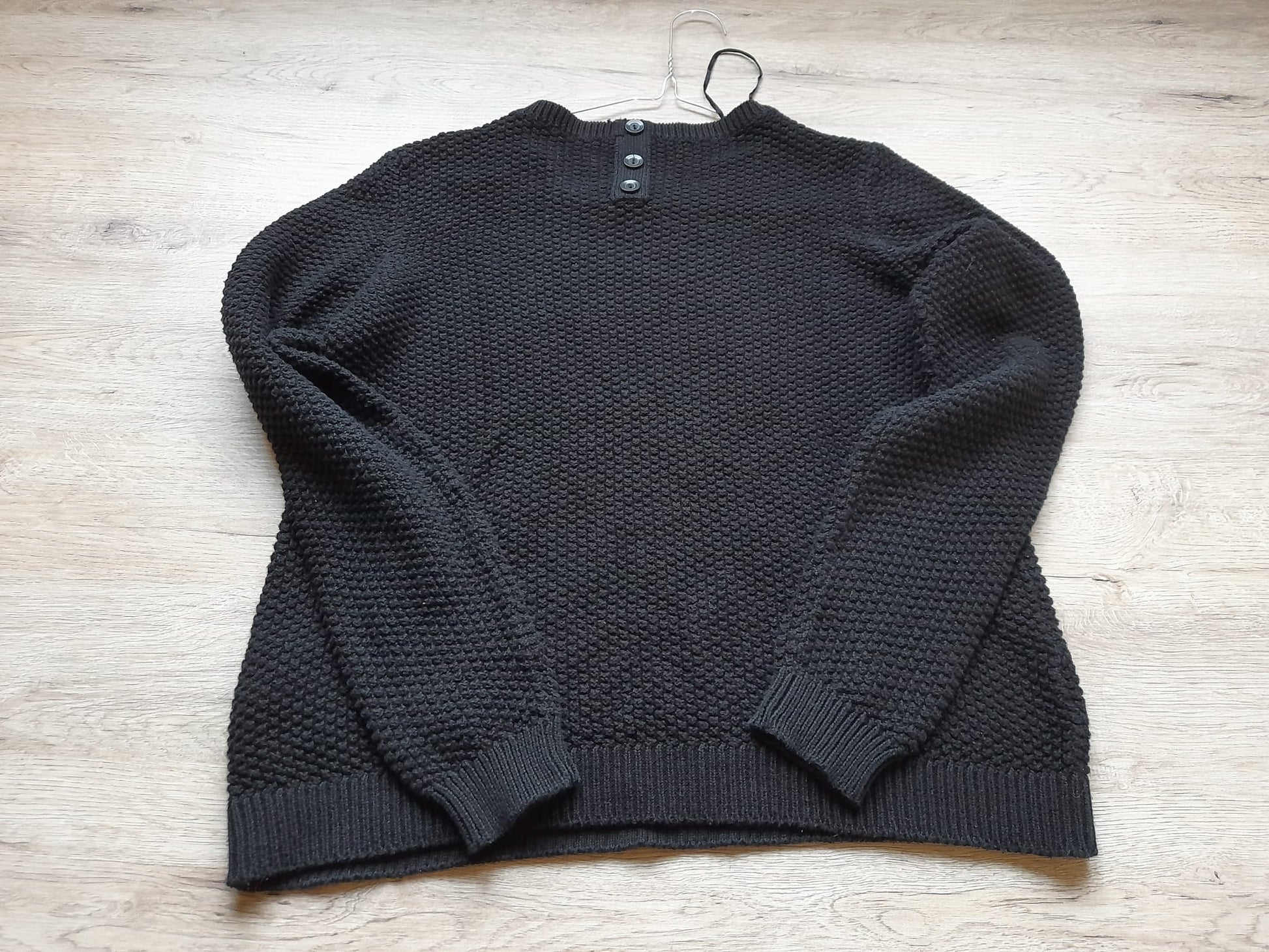 JERSEY DE PUNTO NEGRO CON DETALLE DE BOTONES EN ESPALDA