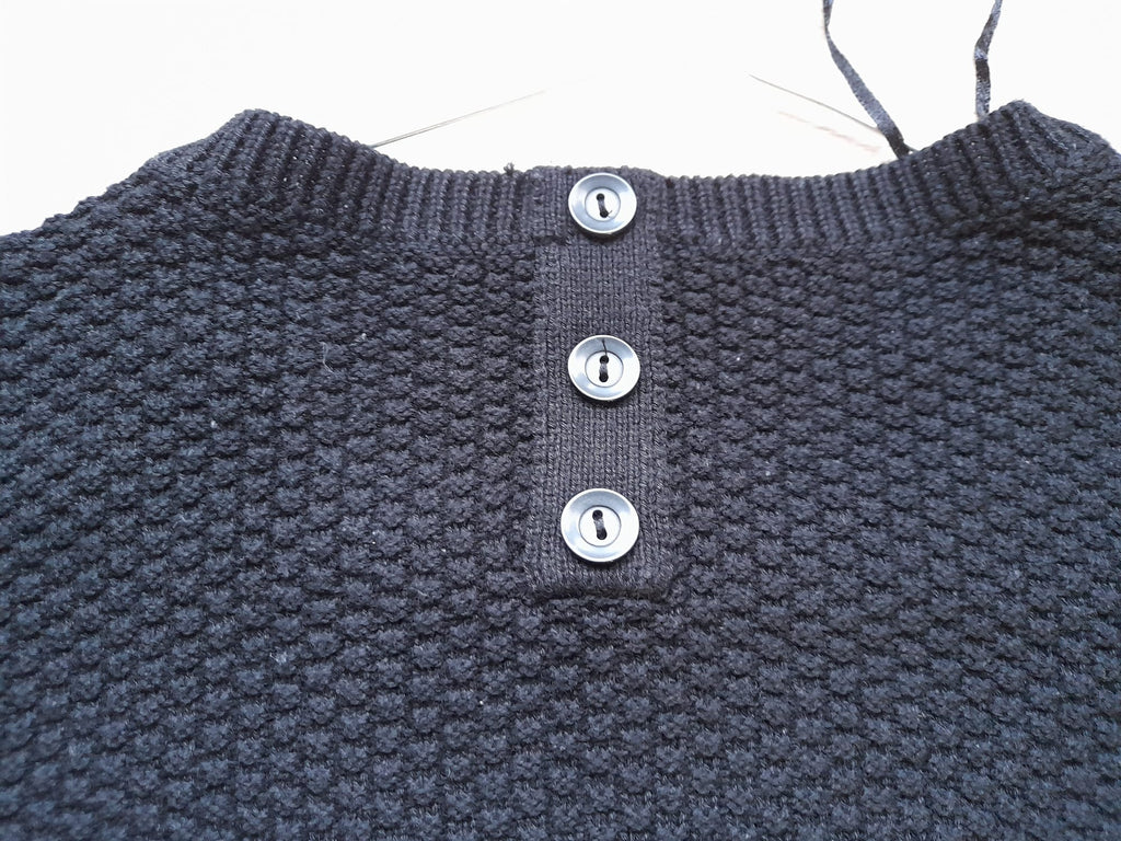 JERSEY DE PUNTO NEGRO CON DETALLE DE BOTONES EN ESPALDA