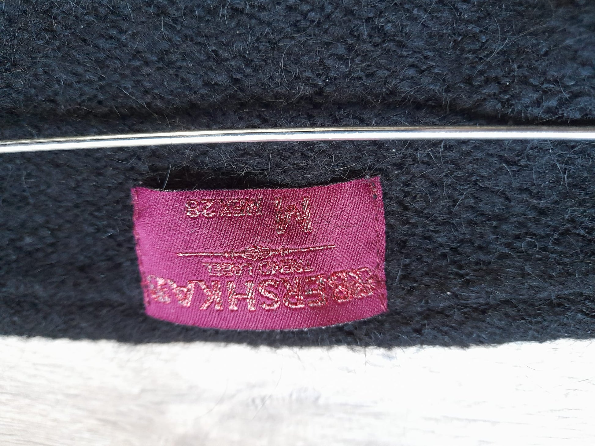 JERSEY DE PUNTO NEGRO CON DETALLE DE BOTONES EN ESPALDA