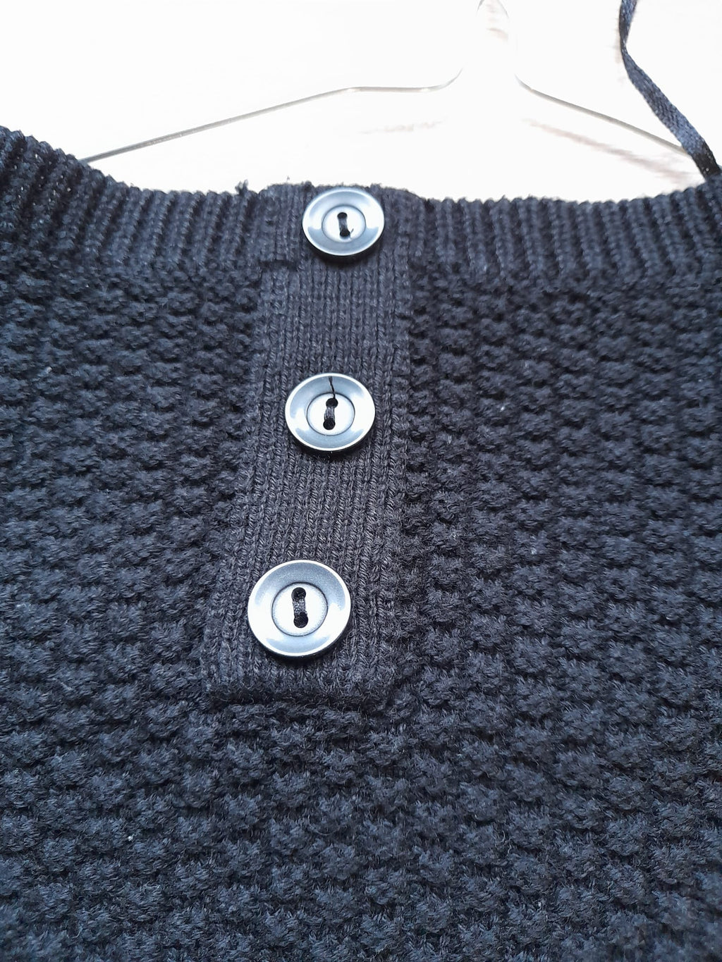 JERSEY DE PUNTO NEGRO CON DETALLE DE BOTONES EN ESPALDA