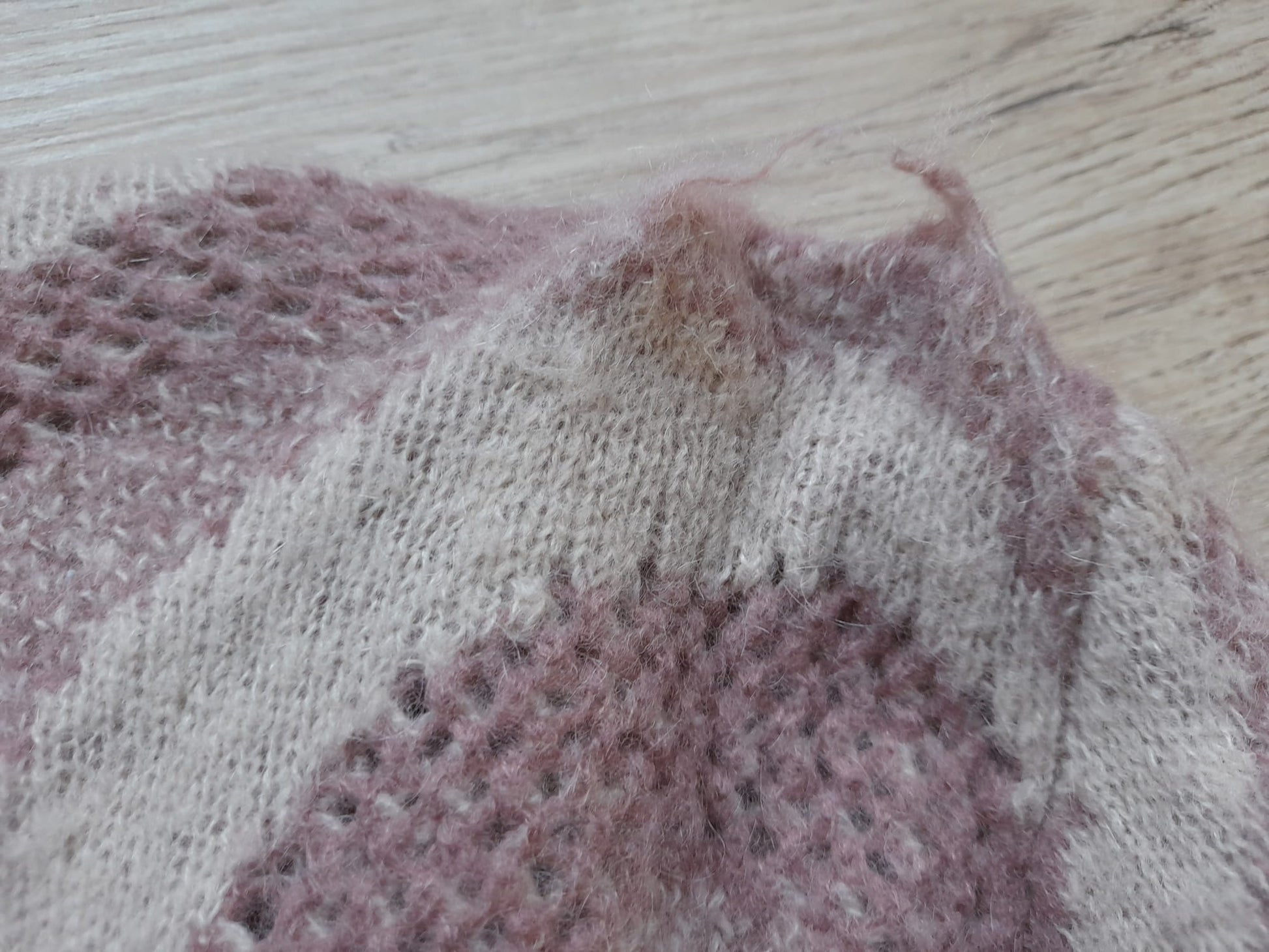 JERSEY CORTO BEIGE Y ROSA ( DETERIORADO PARTE DELANTERA - FOTOS- )