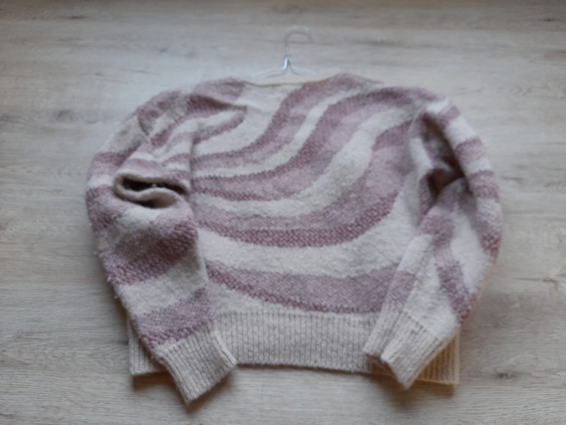 JERSEY CORTO BEIGE Y ROSA ( DETERIORADO PARTE DELANTERA - FOTOS- )