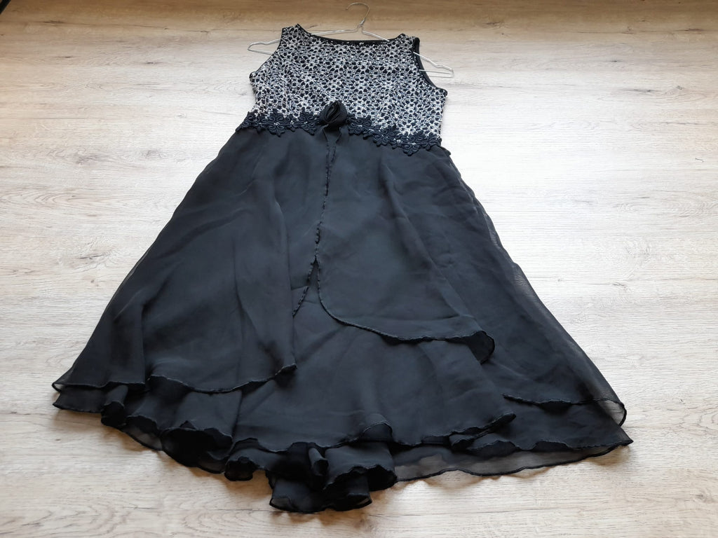VESTIDO MIDI NEGRO CON BORDADO PARTE SUPERIOR Y FALDA VAPOROSA