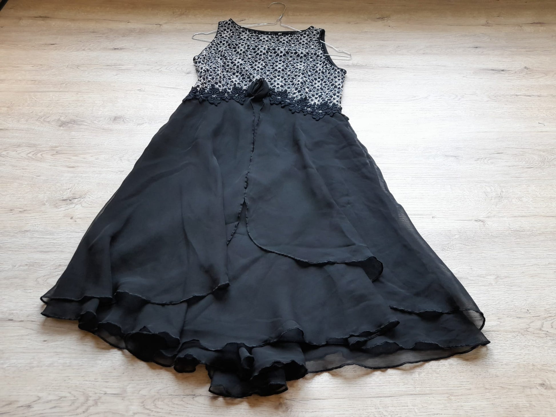 VESTIDO MIDI NEGRO CON BORDADO PARTE SUPERIOR Y FALDA VAPOROSA