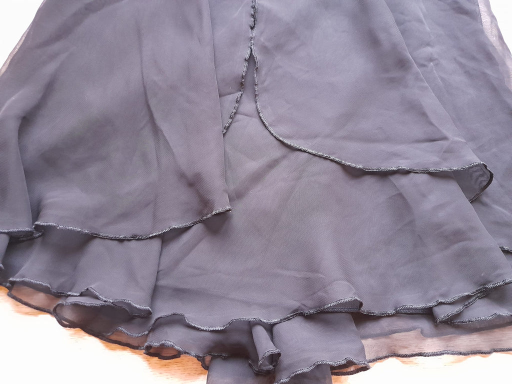 VESTIDO MIDI NEGRO CON BORDADO PARTE SUPERIOR Y FALDA VAPOROSA