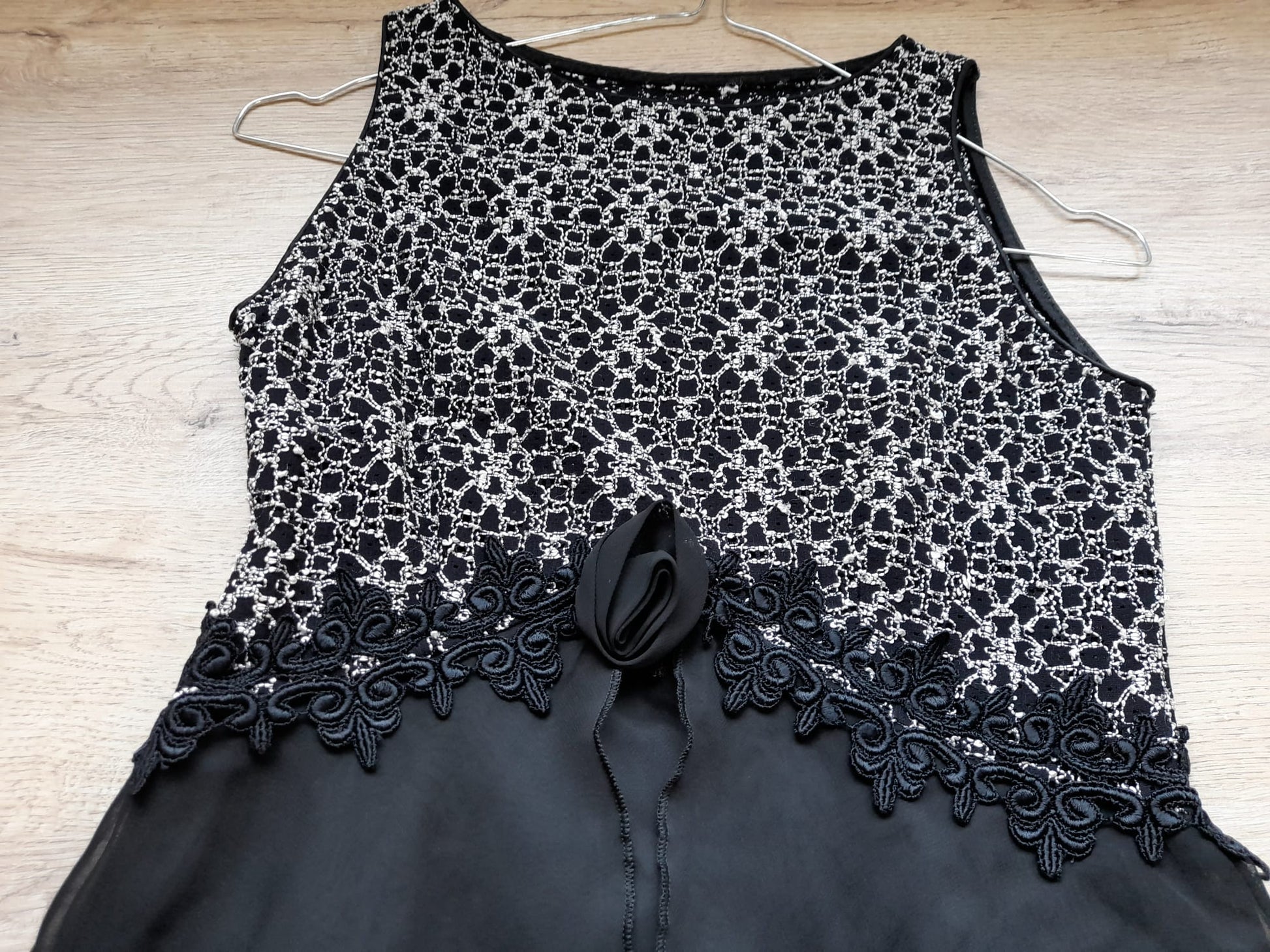 VESTIDO MIDI NEGRO CON BORDADO PARTE SUPERIOR Y FALDA VAPOROSA