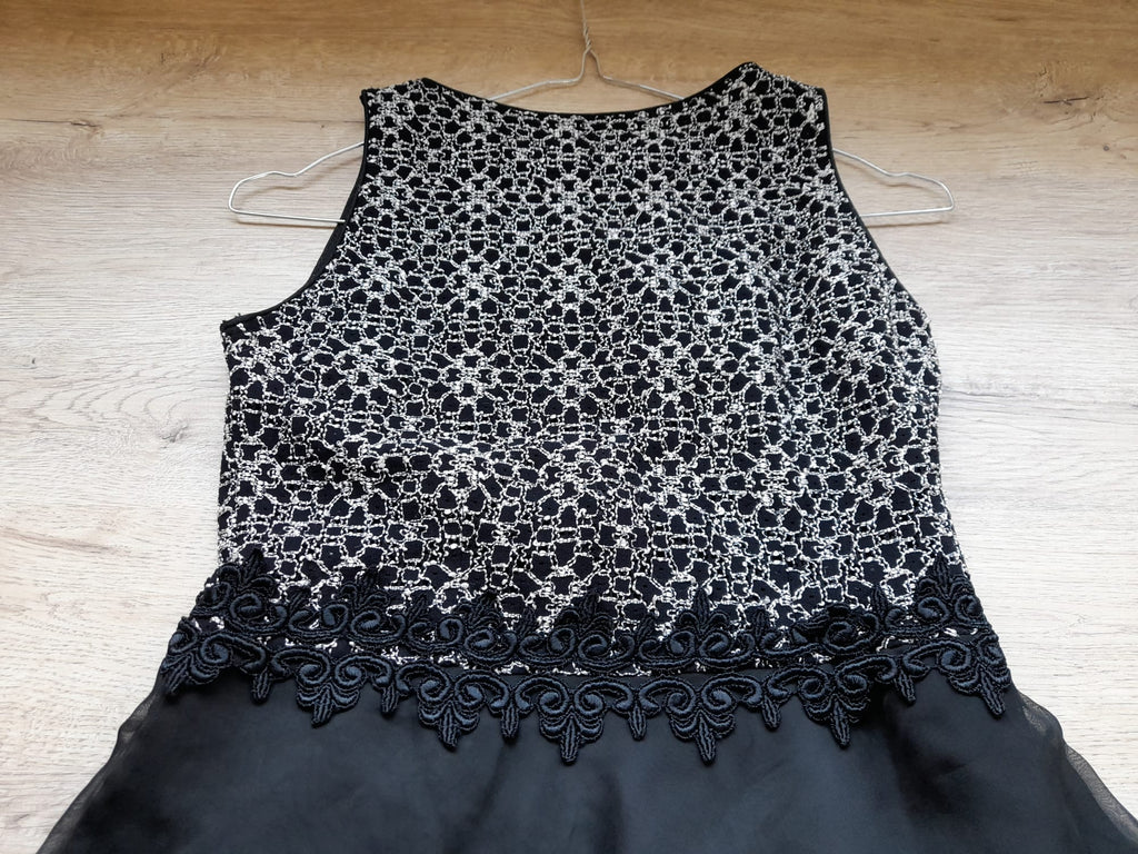 VESTIDO MIDI NEGRO CON BORDADO PARTE SUPERIOR Y FALDA VAPOROSA