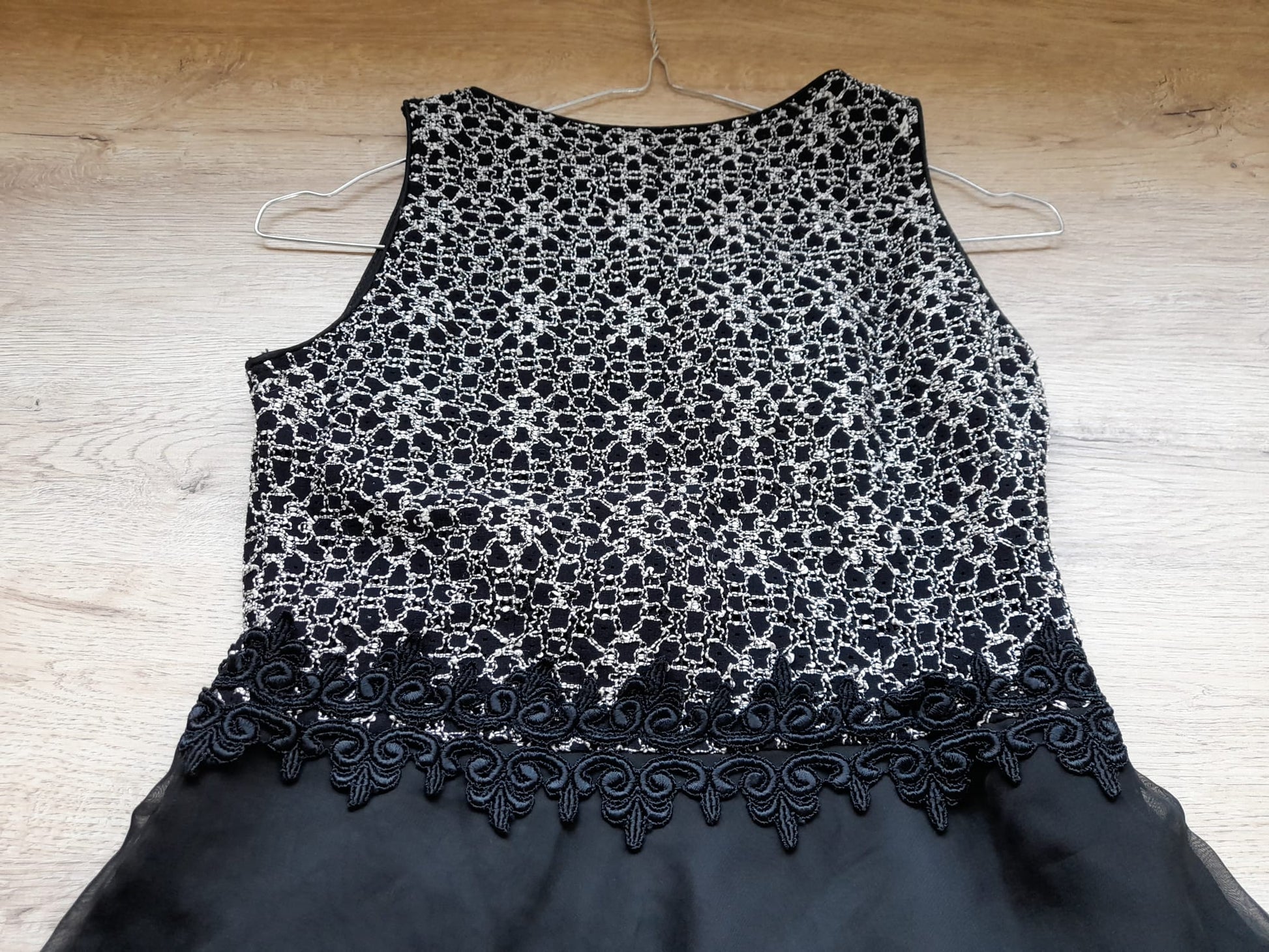 VESTIDO MIDI NEGRO CON BORDADO PARTE SUPERIOR Y FALDA VAPOROSA