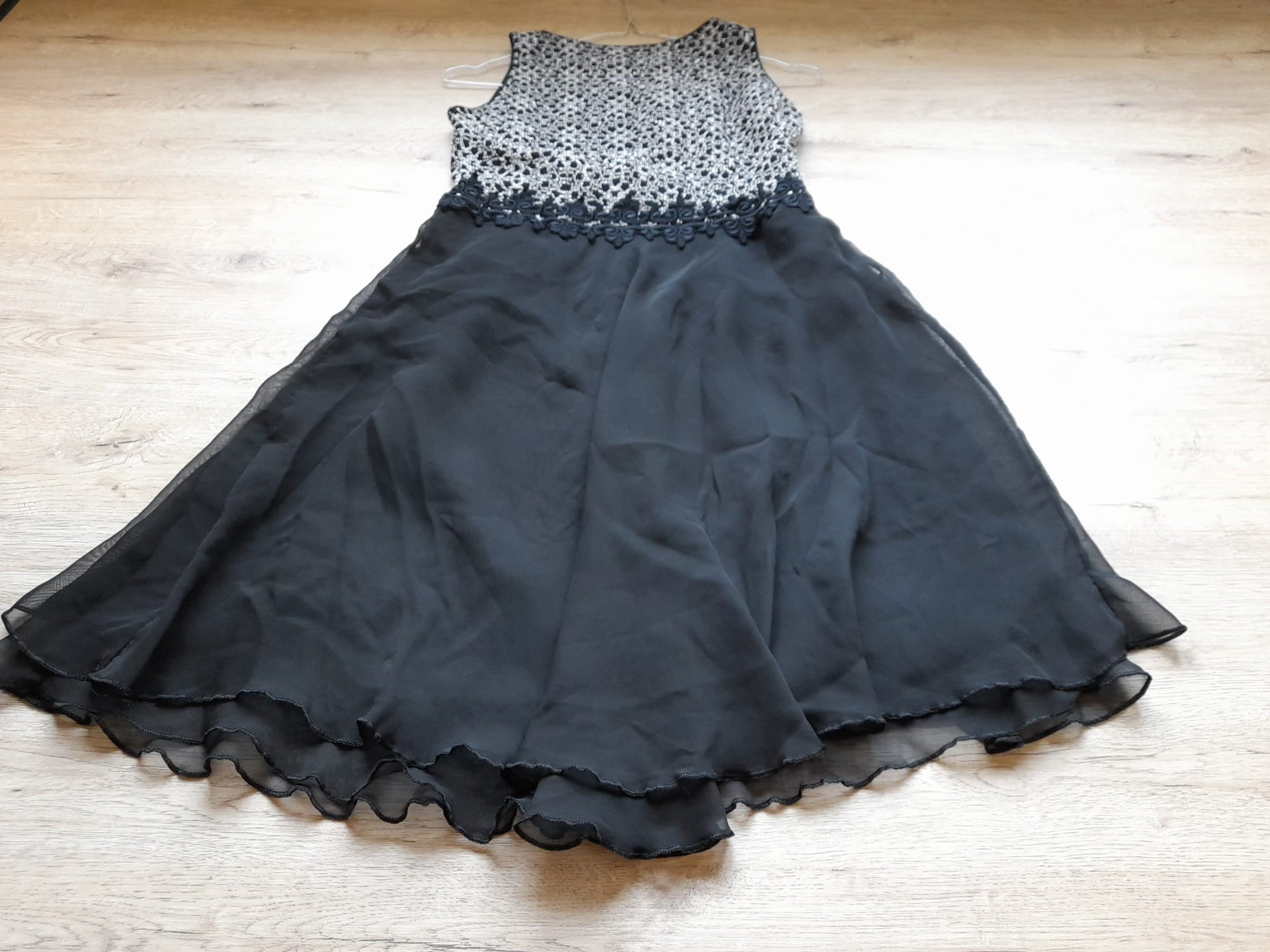 VESTIDO MIDI NEGRO CON BORDADO PARTE SUPERIOR Y FALDA VAPOROSA