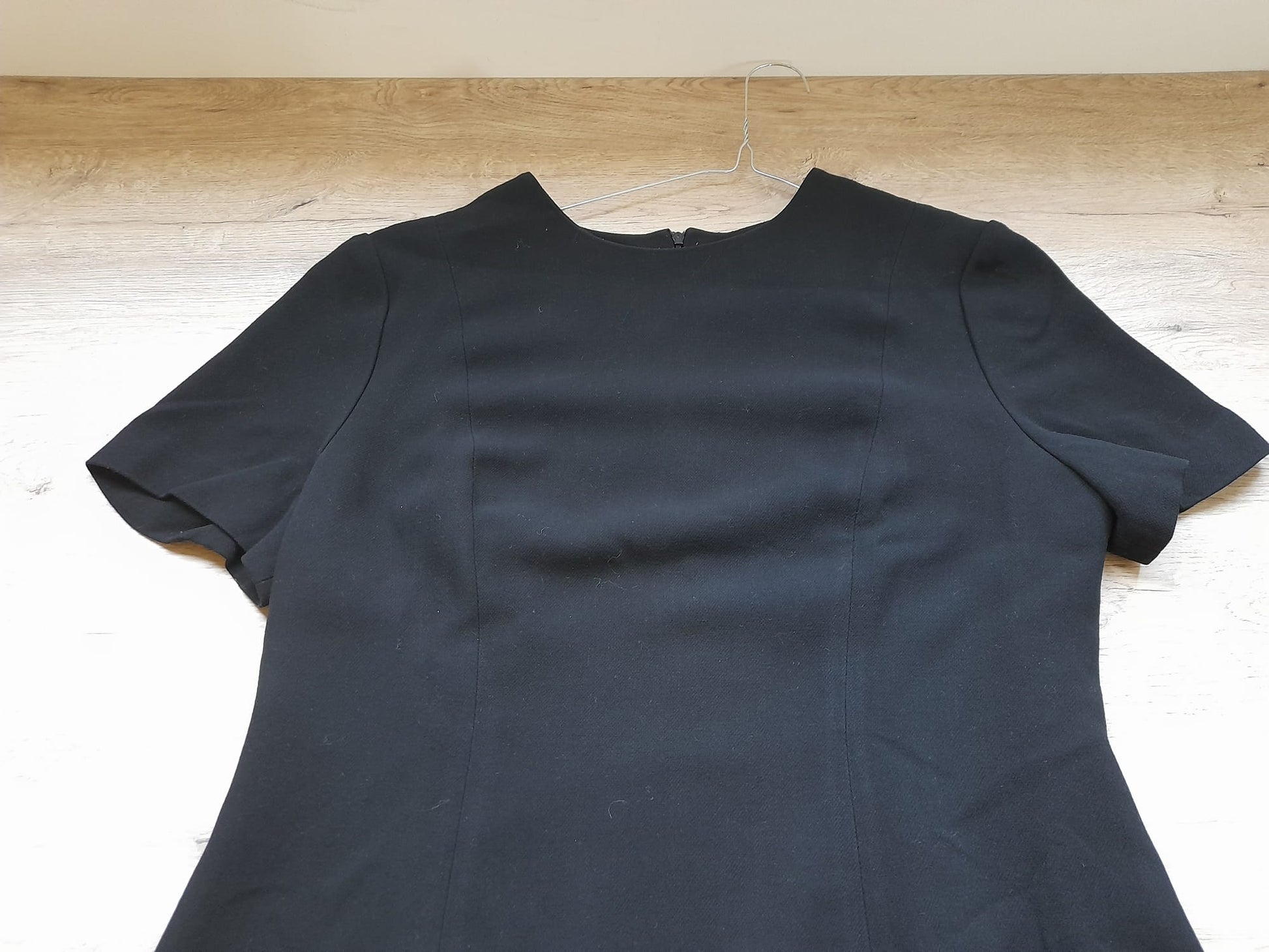 VESTIDO MIDI NEGRO MANGA CORTA
