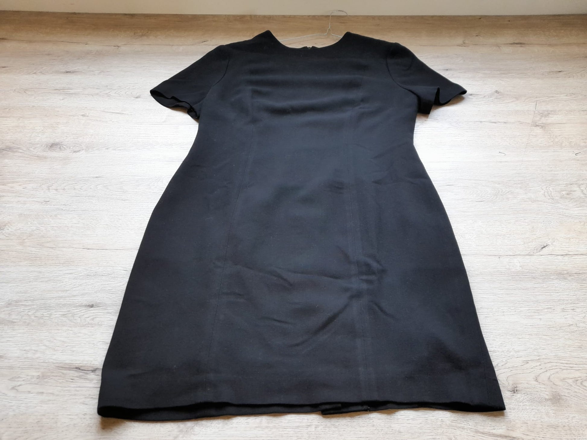 VESTIDO MIDI NEGRO MANGA CORTA