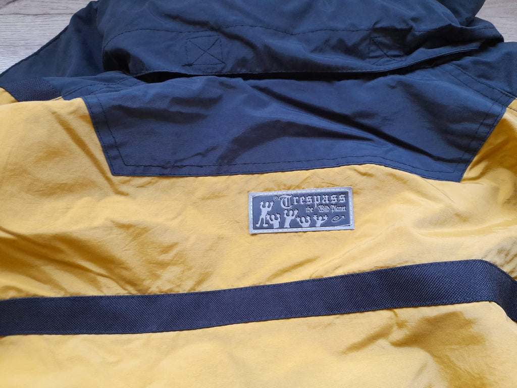 ABRIGO CON FORRO MOSTAZA Y AZUL MARINO