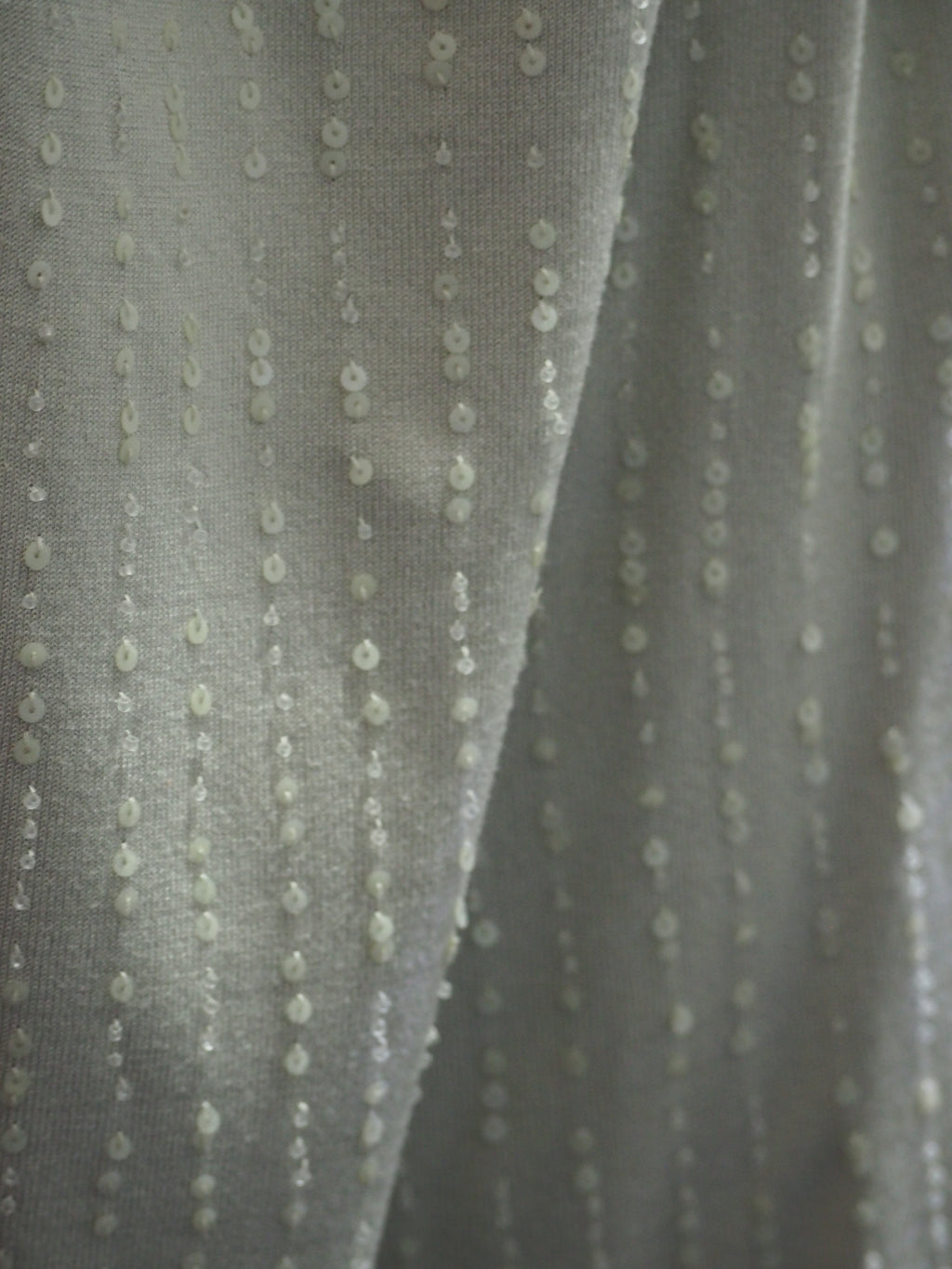 CAMISETA GRIS LENTEJUELAS