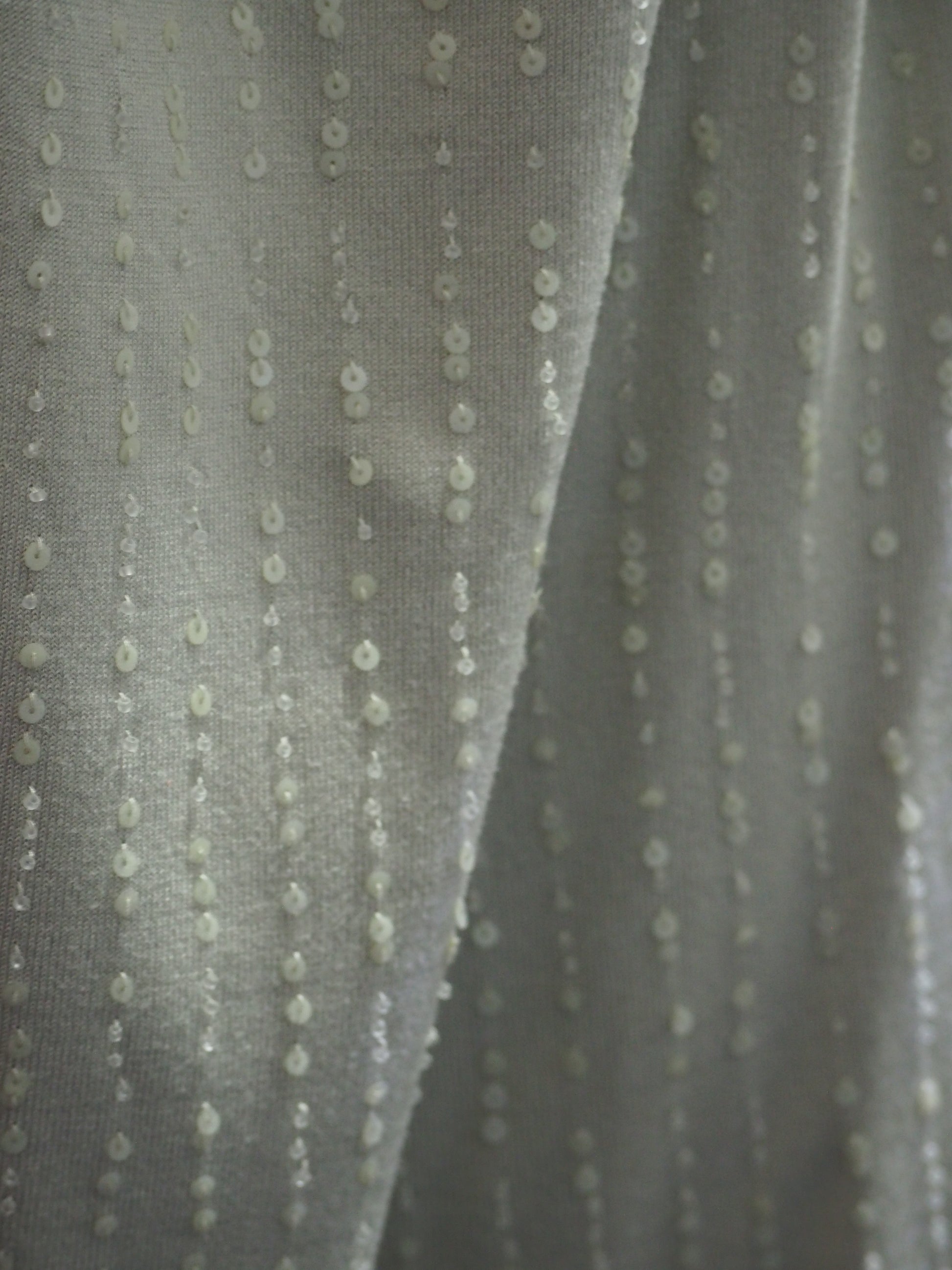CAMISETA GRIS LENTEJUELAS