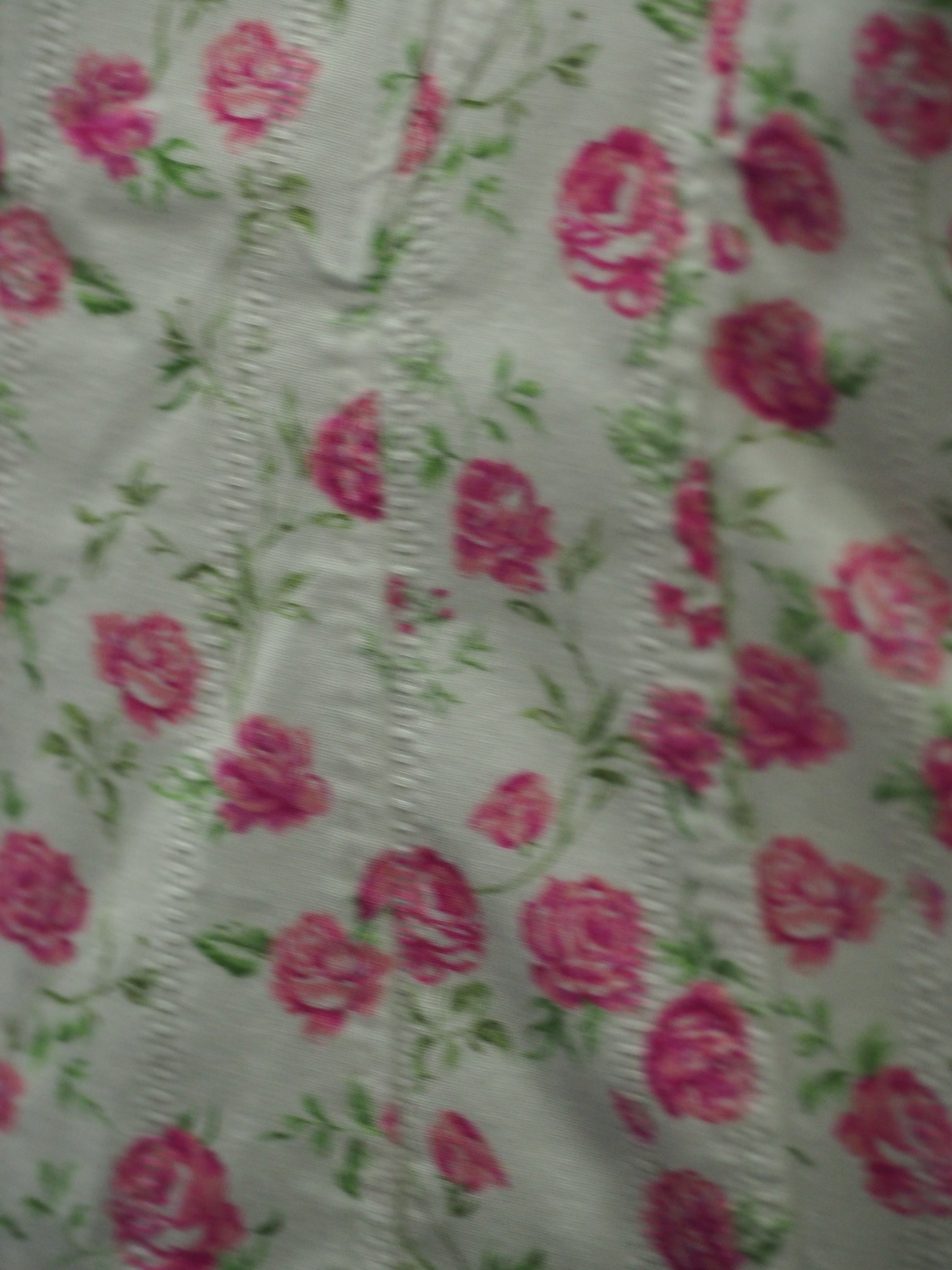 VESTIDO BLANCO CON FLORES ROSAS