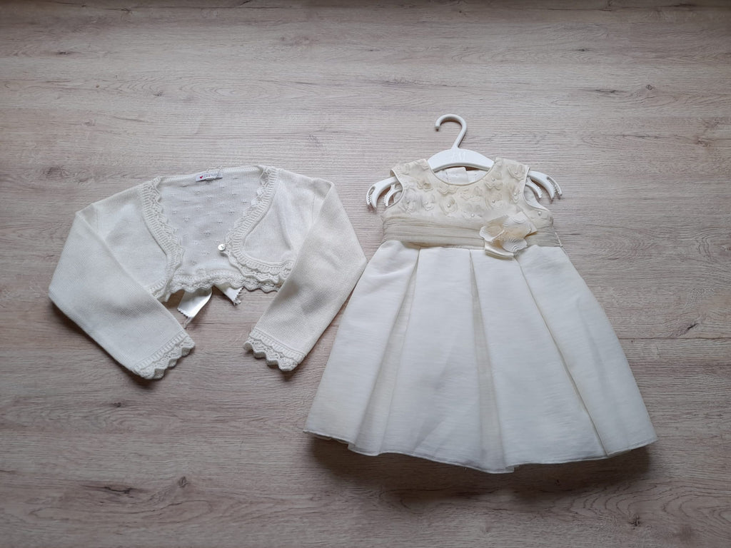 VESTIDO NIÑA BEIGE CON DETALLES FLORALES Y CHAQUETA DE PUNTO