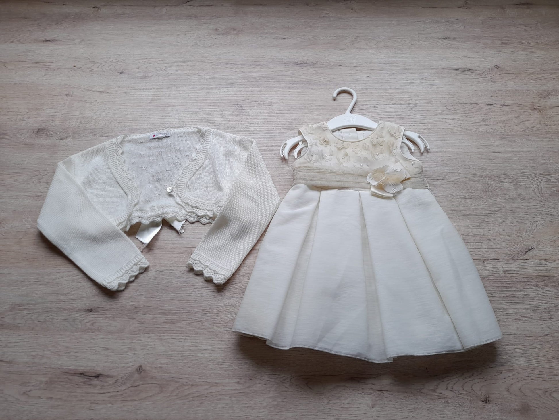 VESTIDO NIÑA BEIGE CON DETALLES FLORALES Y CHAQUETA DE PUNTO