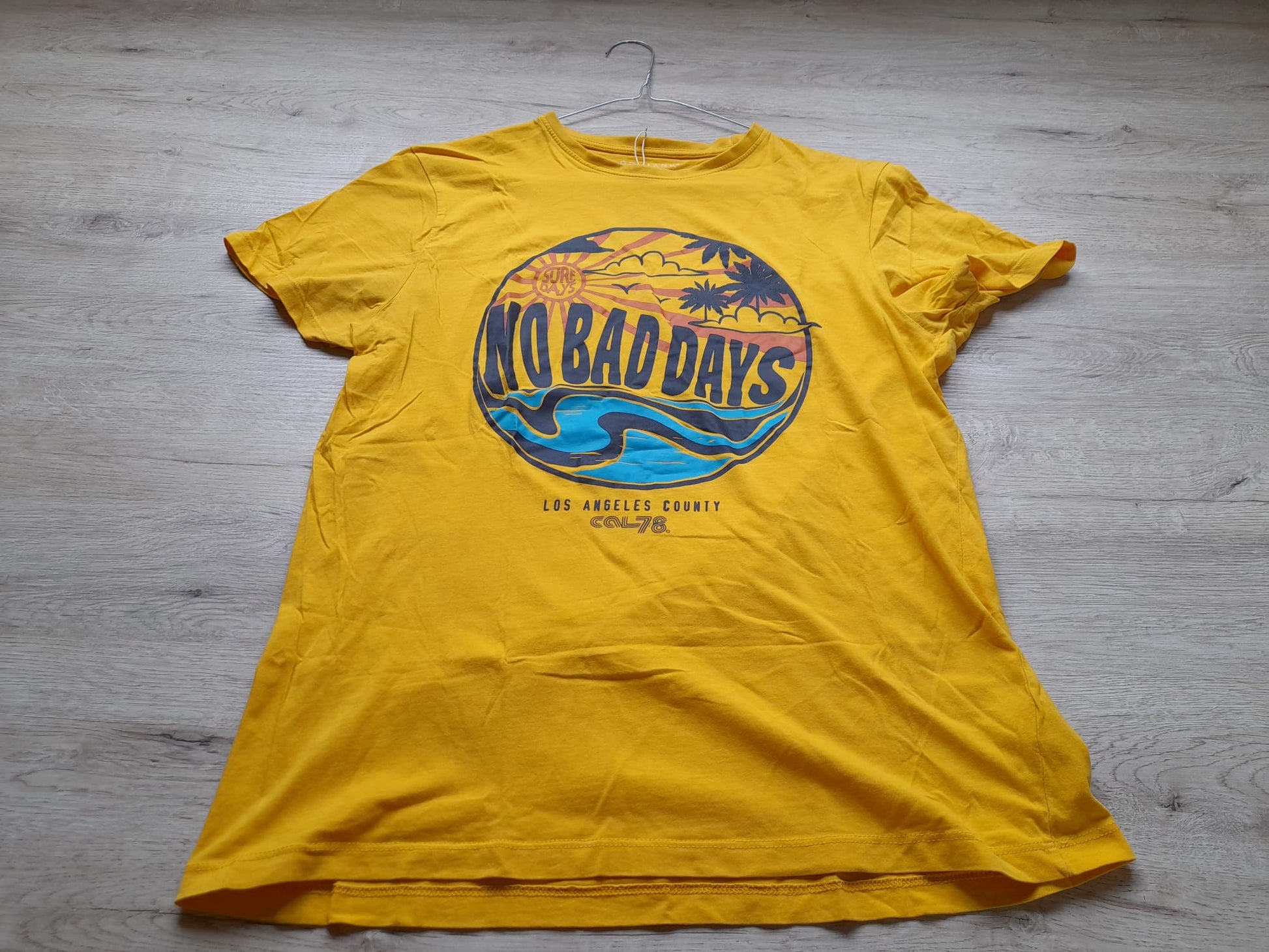 CAMISETA AMARILLA M/C CON LOGO