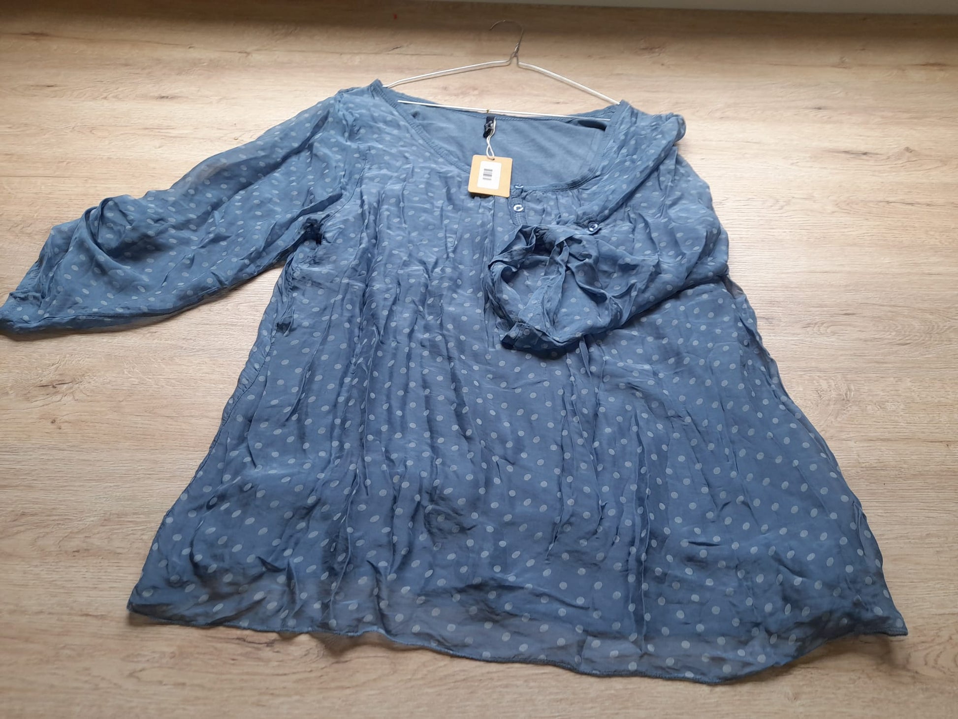 BLUSA LARGA AZUL CON FORRO Y ESTAMPADO DE LUNARES Y MANGA FRANCESA Y BOTONES
