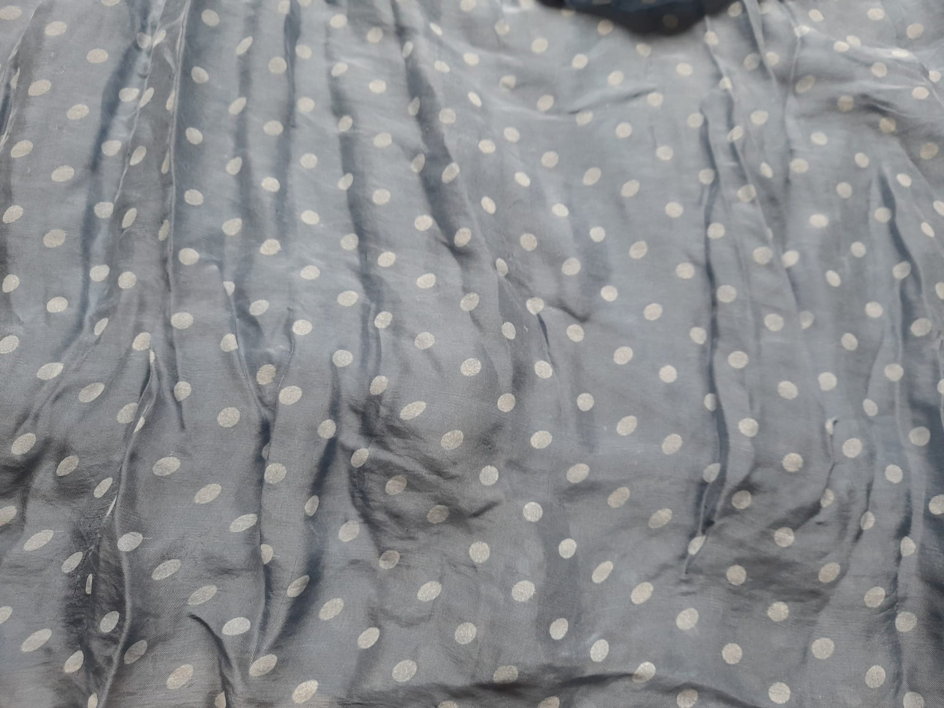 BLUSA LARGA AZUL CON FORRO Y ESTAMPADO DE LUNARES Y MANGA FRANCESA Y BOTONES