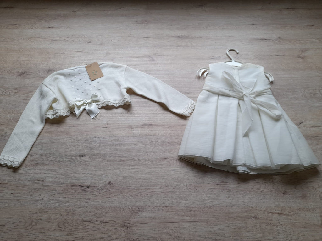 VESTIDO NIÑA BEIGE CON DETALLES FLORALES Y CHAQUETA DE PUNTO
