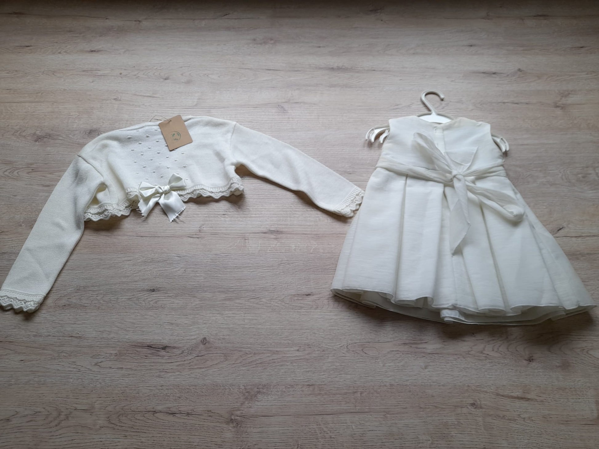 VESTIDO NIÑA BEIGE CON DETALLES FLORALES Y CHAQUETA DE PUNTO